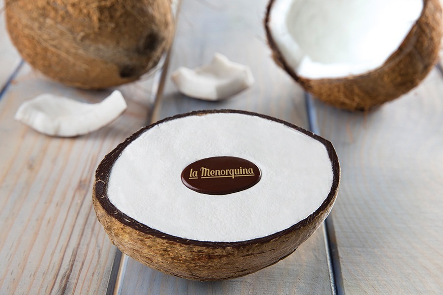 La Menorquina coconut ice cream inside a real coconut