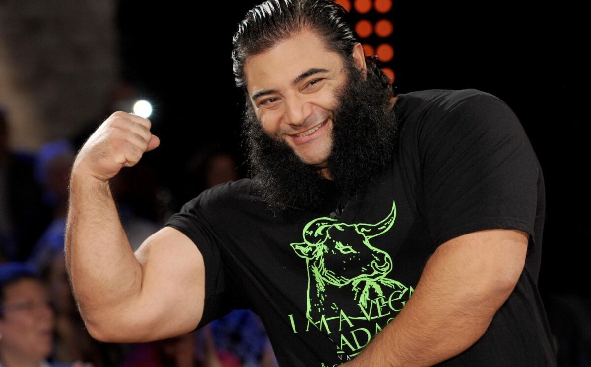 Patrick Baboumian flexing