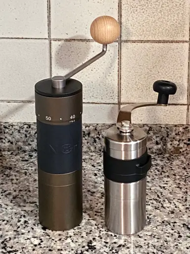 The Kingrinder K6 and the Porlex mini II grinders side to side